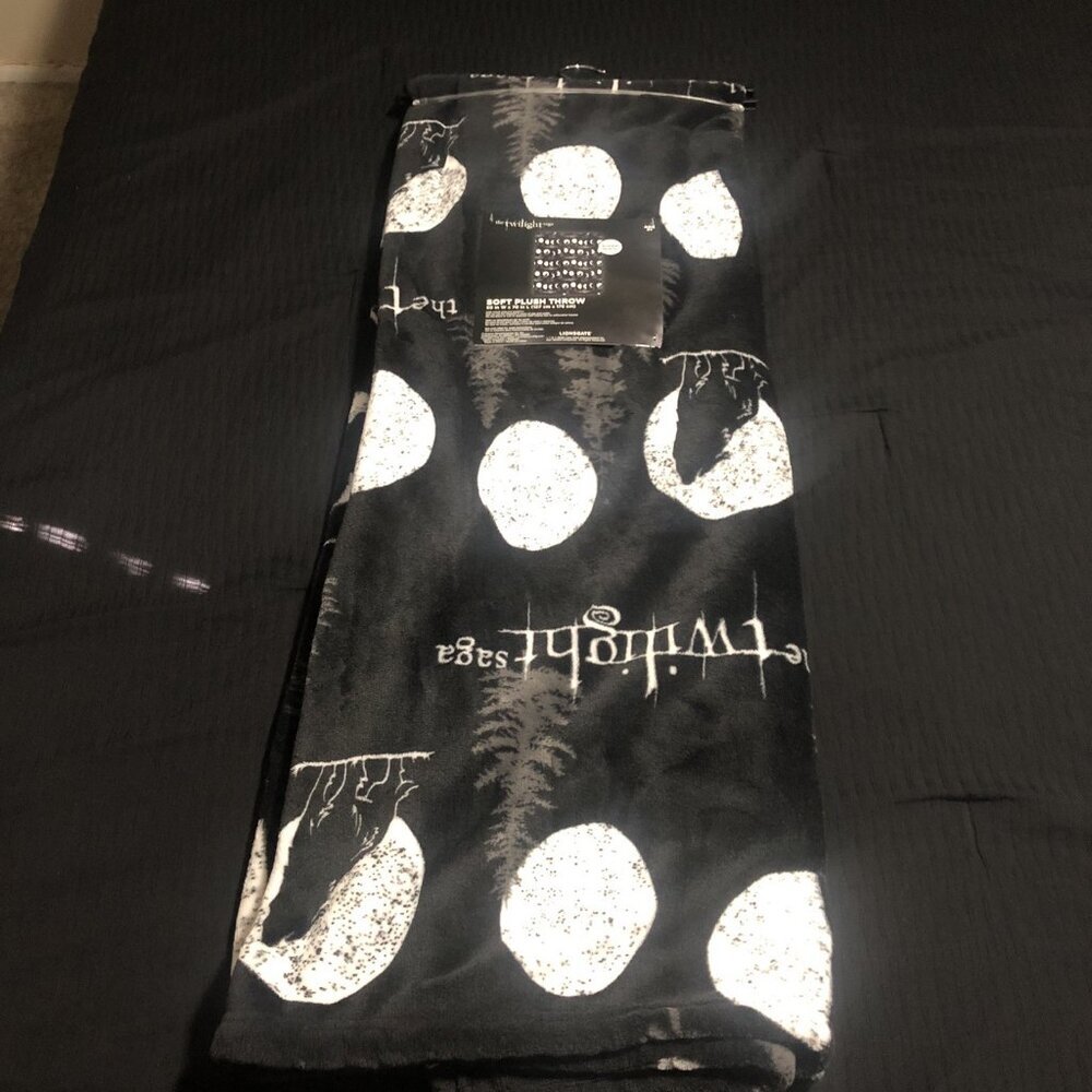 The Twilight Saga Soft Plush Throw, 50in W x 70in L (127 cm x178 cm), Black - Picture 2 of 4
